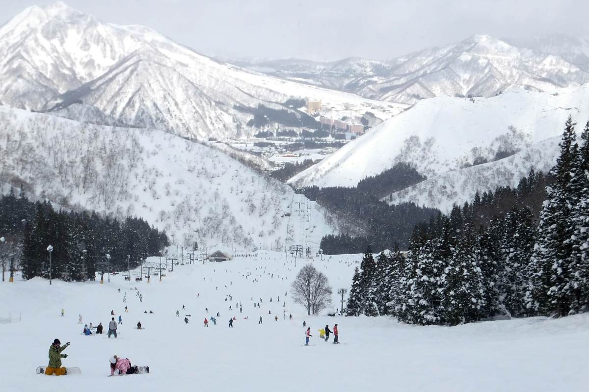 Skiing Japan Christmas 2023 Record low snowfall forces Japan's ski resorts to close Lonely